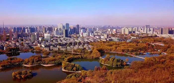 鞍山盛典，嘉宾云集，观众热情如火